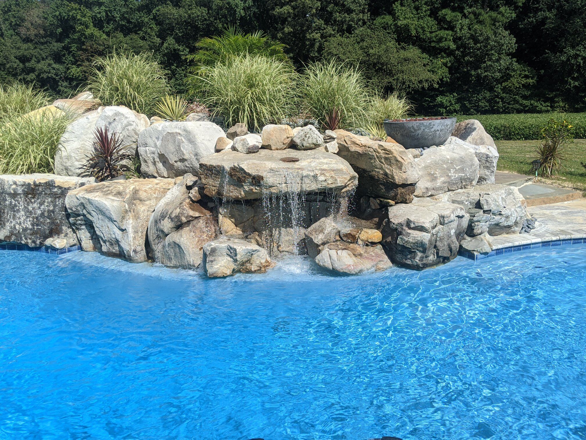 free-form-pool-boulder-accent