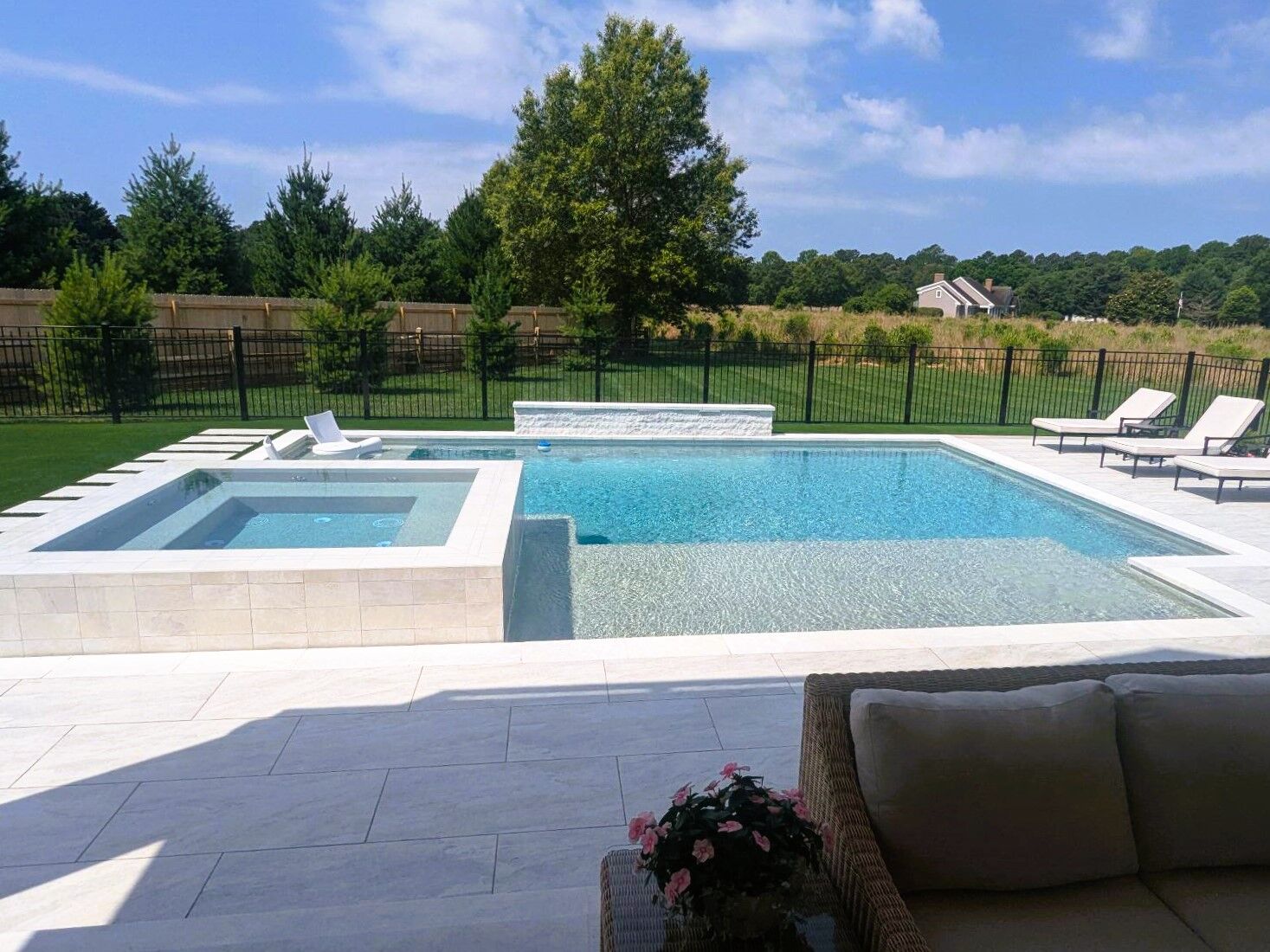 geometric-pool-with-spa-and-tanning-ledge-2
