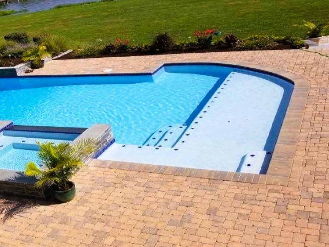 geometric-pool-with-spa-and-tanning-ledge-9