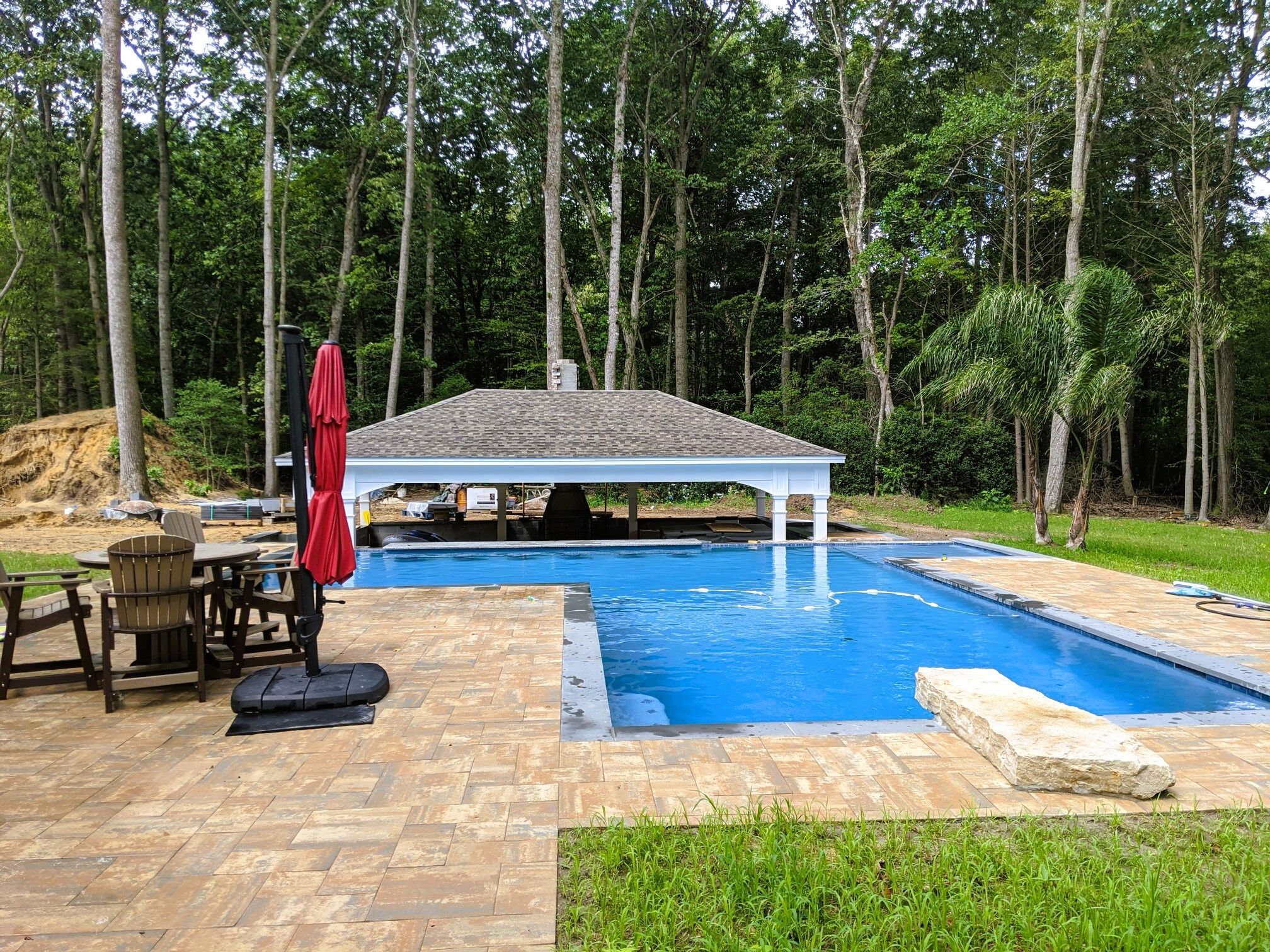 geometric-pool-with-swim-up-bar-1