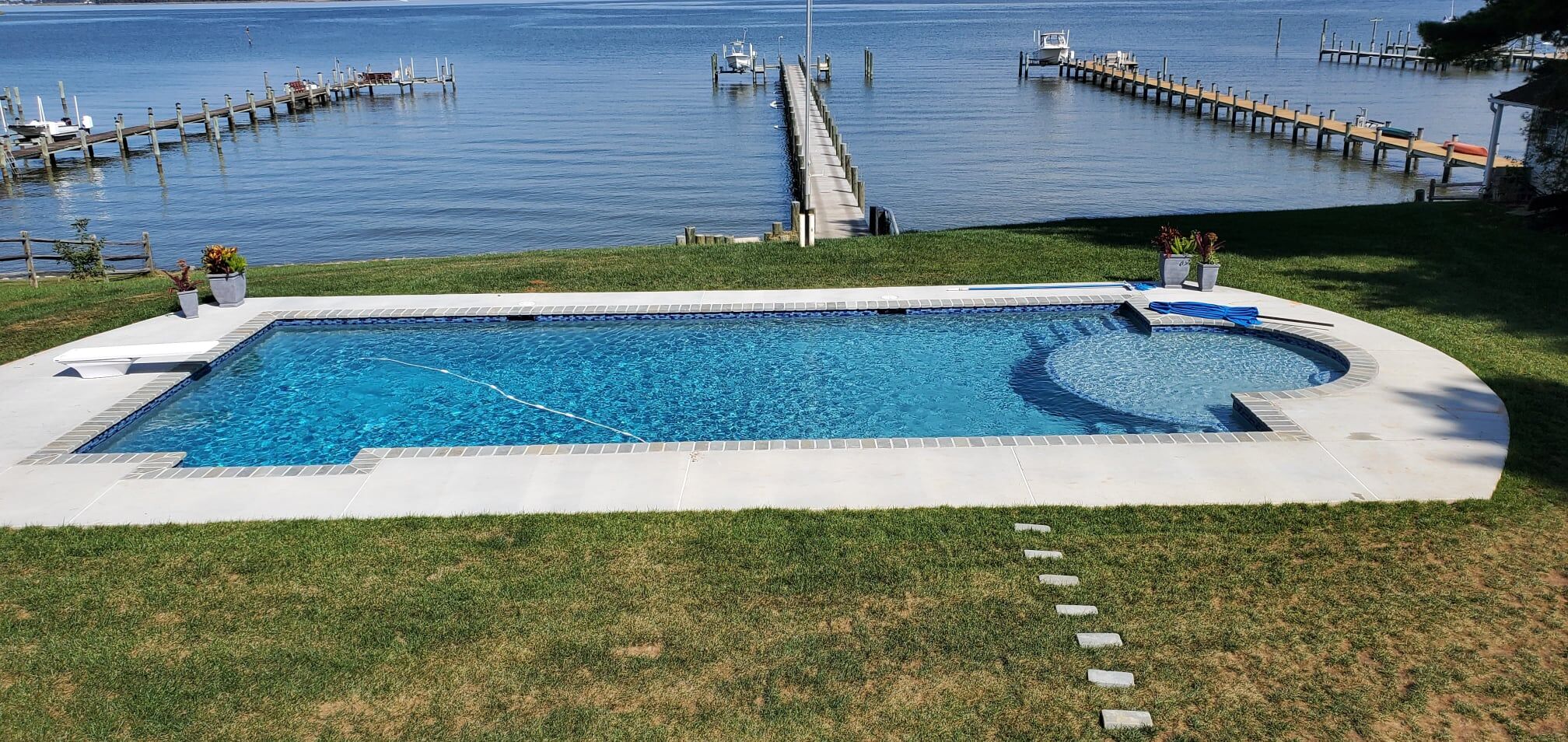 geometric-pool-with-tanning-ledge-12