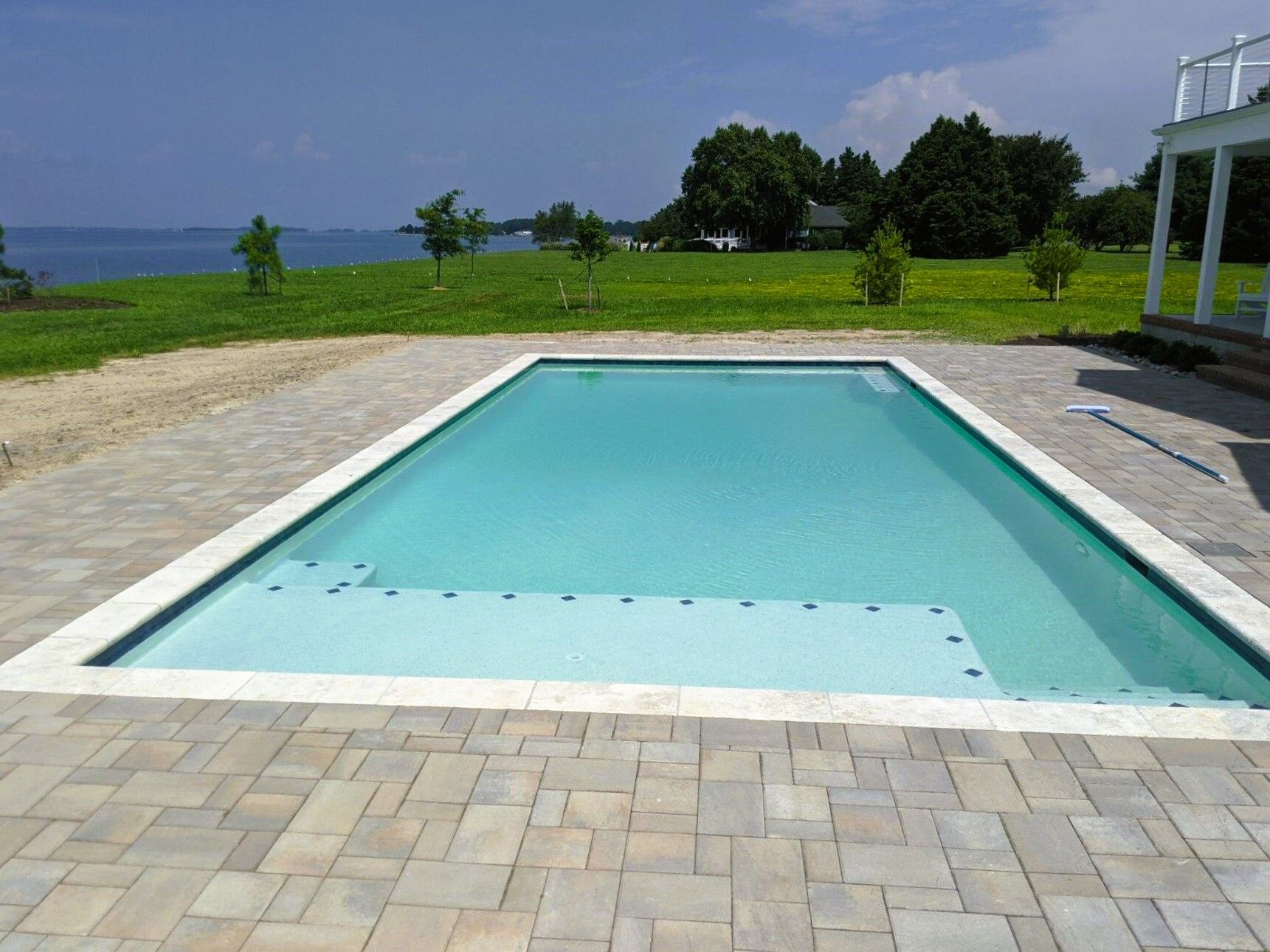 geometric-pool-with-tanning-ledge-7