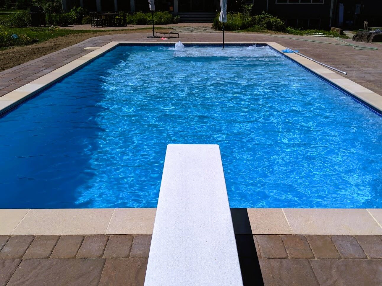 geometric-pool-with-tanning-ledge-and-water-feature-3