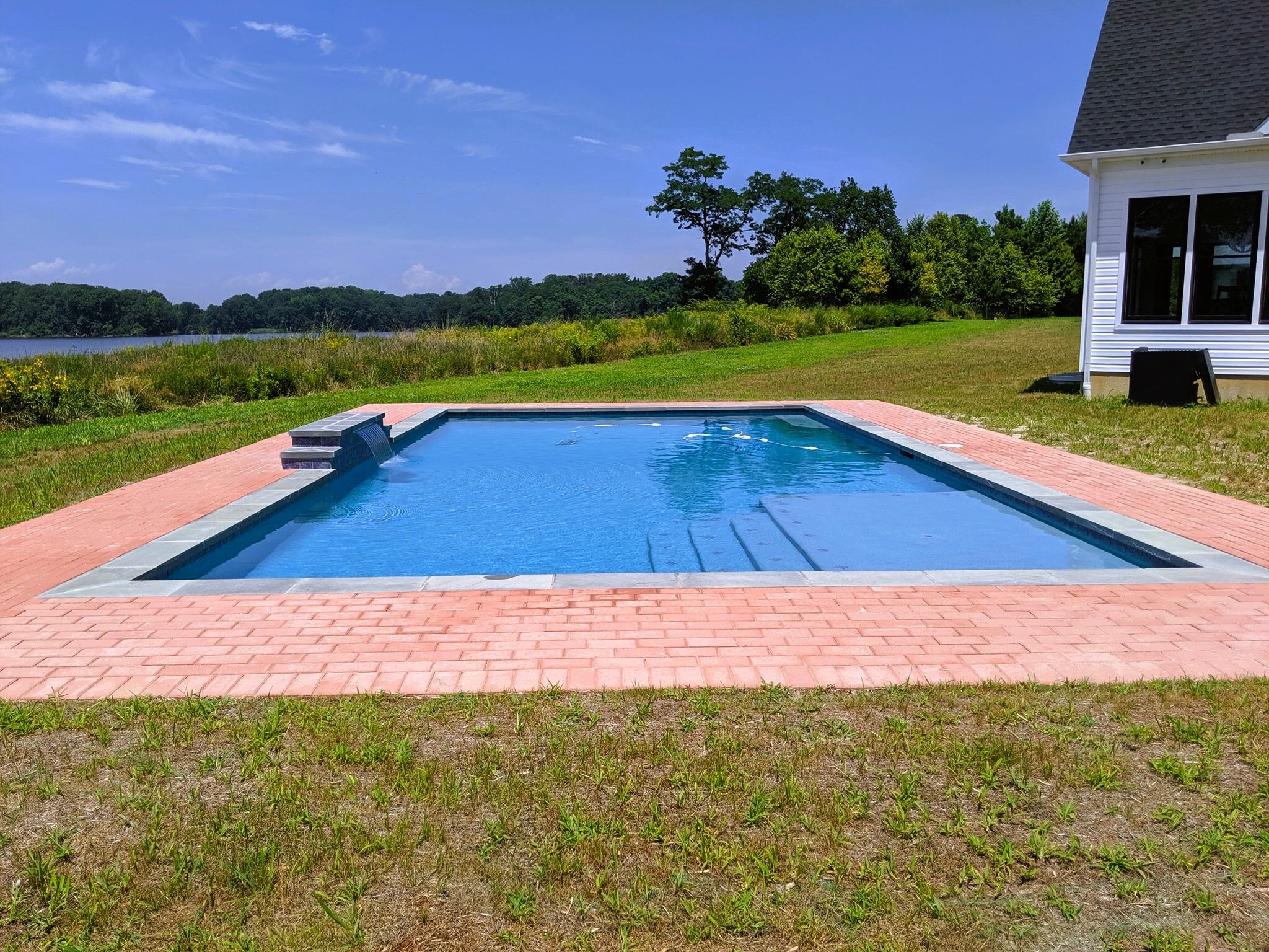 geometric-pool-with-water-feature
