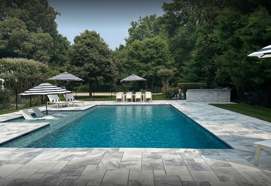 geometric pool with tanning ledge