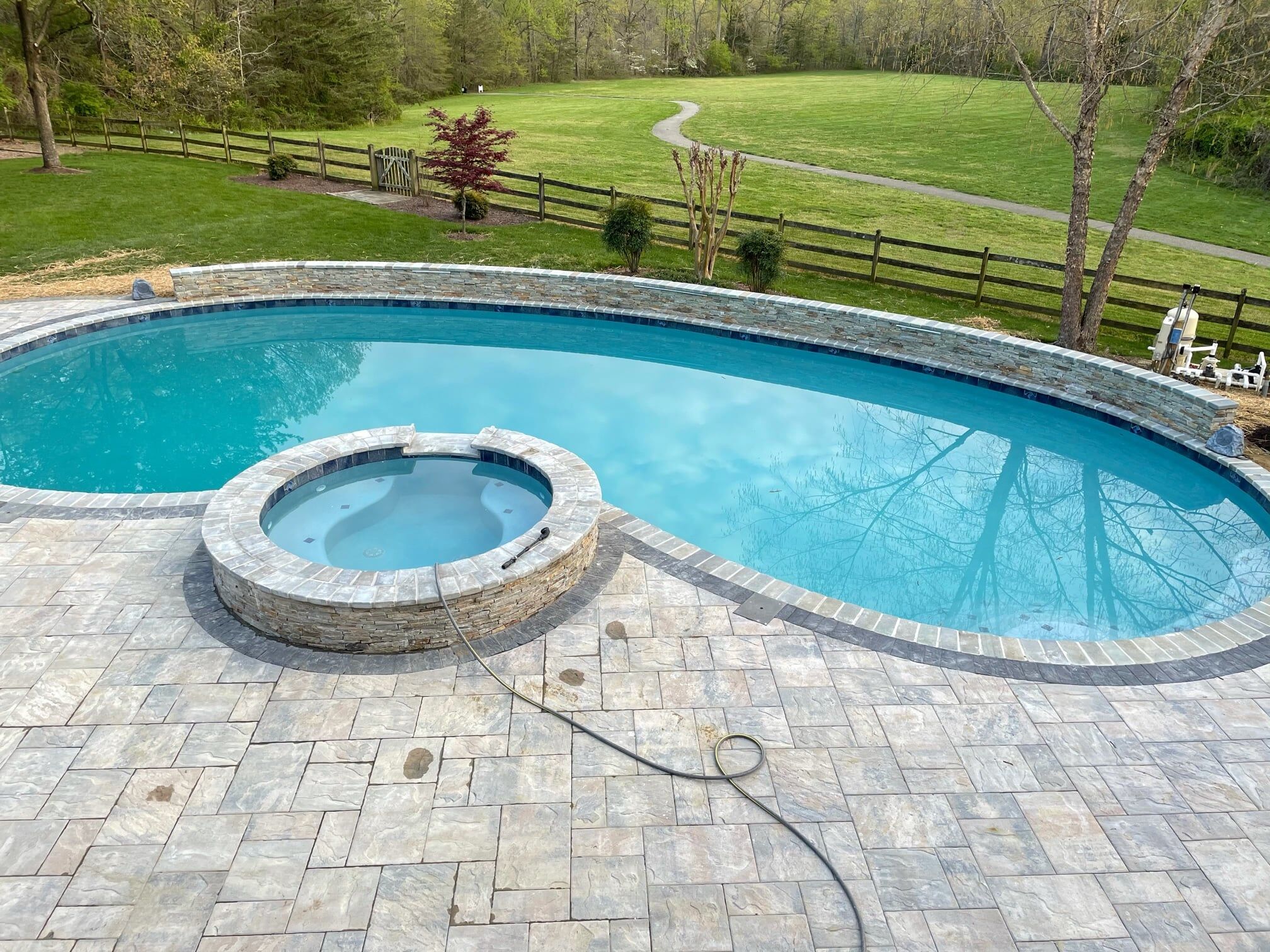 free-form-pool-with-spa