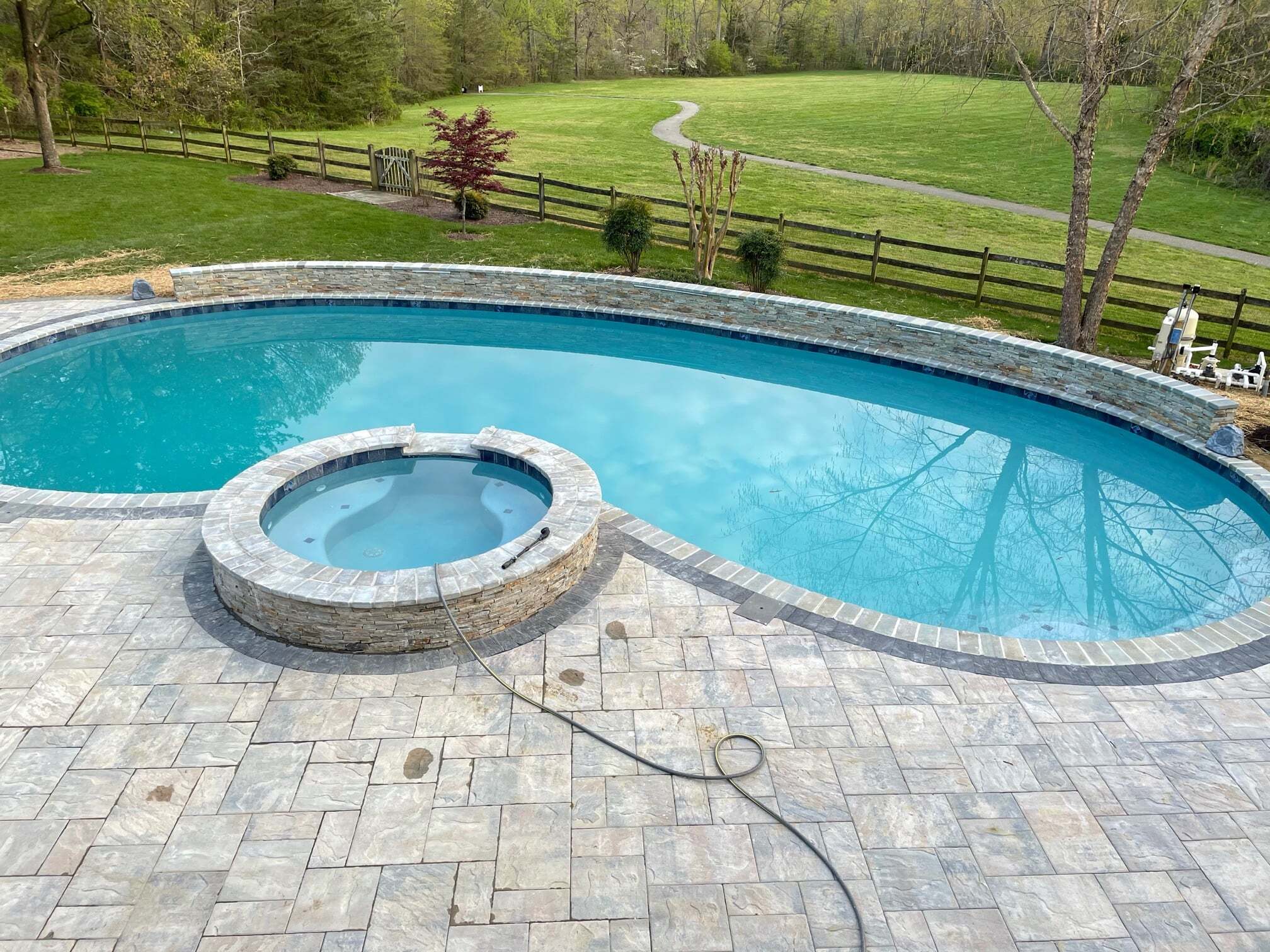 free-form-pool-with-spa