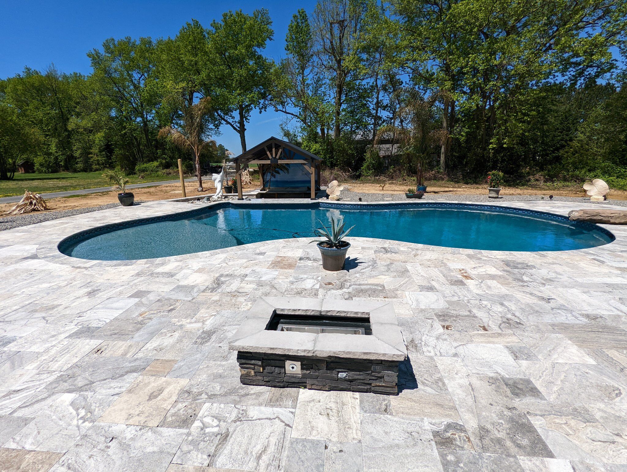 free-form-pool-with-swim-up-bar-2